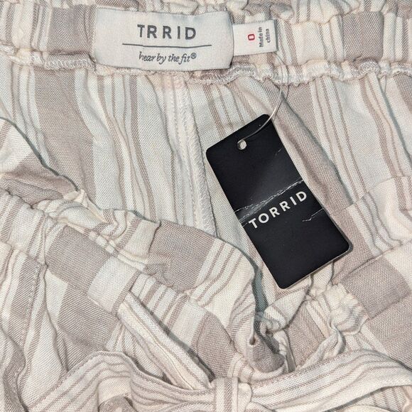 Torrid 0x Pull On Beige & Cream Striped Shorts with Belt - Picture 4 of 5